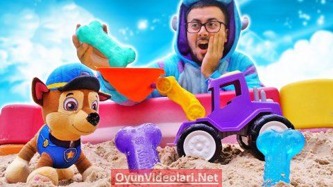 Paw Patrol Türkçe izle - Oyuncak buldozer ve Chase ile kum havuzunda oyun! Araba oyunları